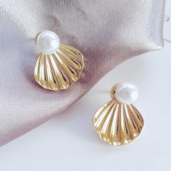 ❣️$25/3❣️ Gold Shell Faux Pearl Stud Earrings - Picture 5 of 11